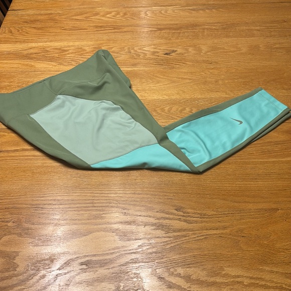 Nike Women’s Olive Leggings - Picture 4 of 6